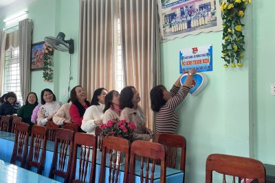 Đội ngũ CB,GV,NV trường TH Đức Chánh hưởng ứng phát động của Chi đoàn ủng hộ “thùng tiết kiệm làm theo lời Bác” Đội ngũ CB,GV,NV trường TH Đức Chánh hưởng ứng phát động của Chi đoàn ủng hộ “thùng tiết kiệm làm theo lời Bác”