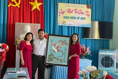 Gặp mặt và chia tay giáo viên về hưu Gặp mặt và chia tay giáo viên về hưu